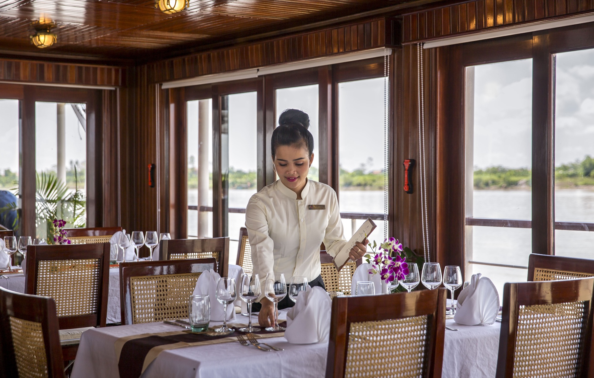 Pandaw RV Angkor Pandaw Restaurant 2.jpg